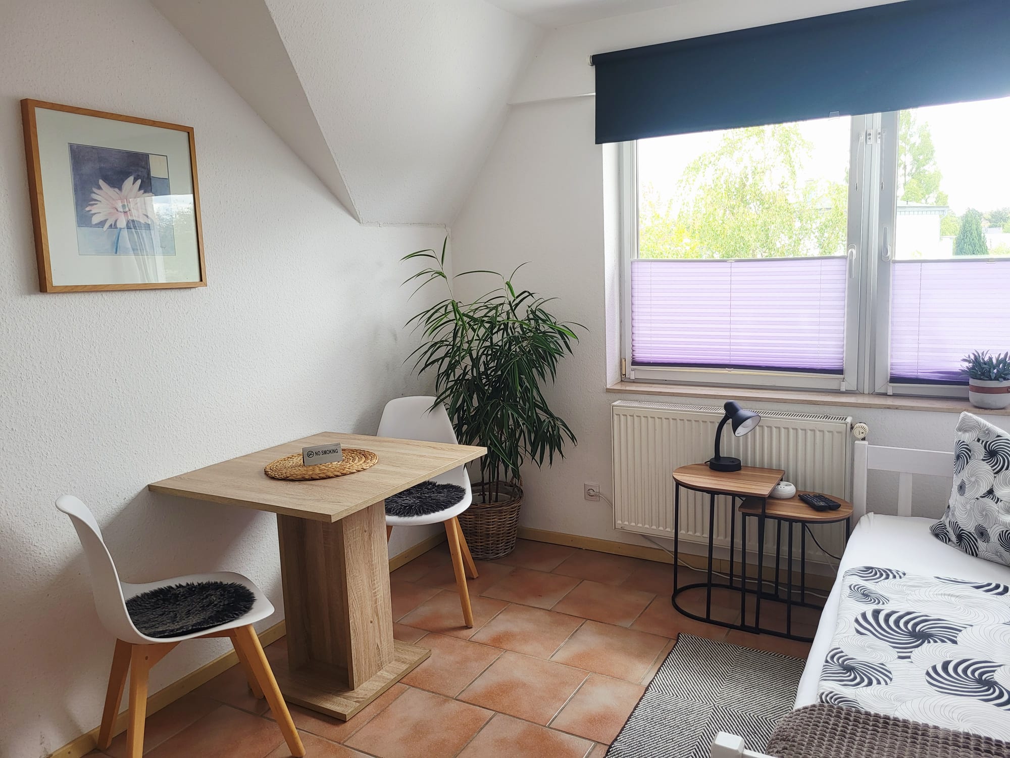 Miniapartment 1 in Erftstadt-Liblar – Innenansicht mit Esstisch am Fenster