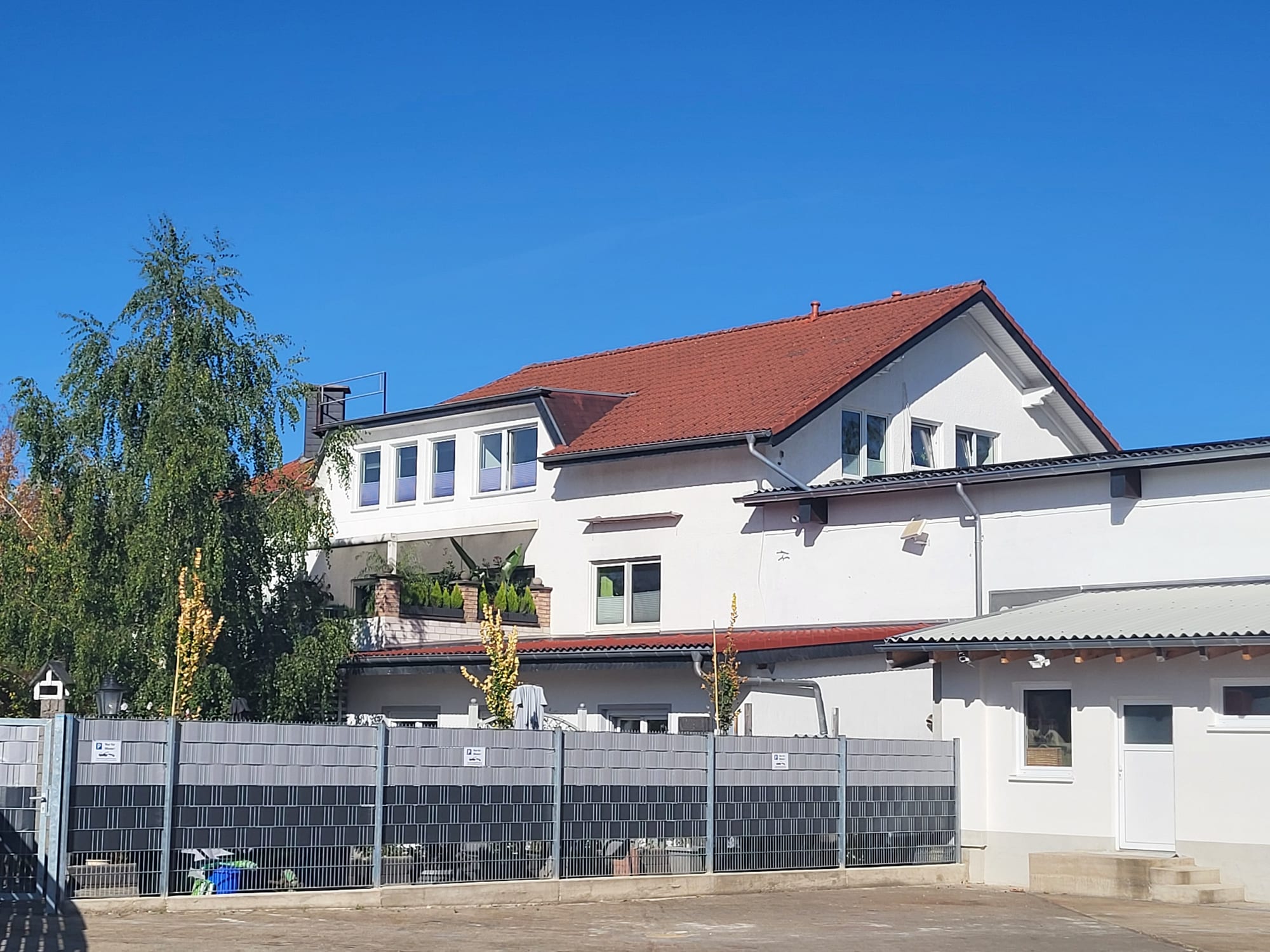 Außenansicht des Gästehauses in Erftstadt-Liblar bei blauem Himmel
