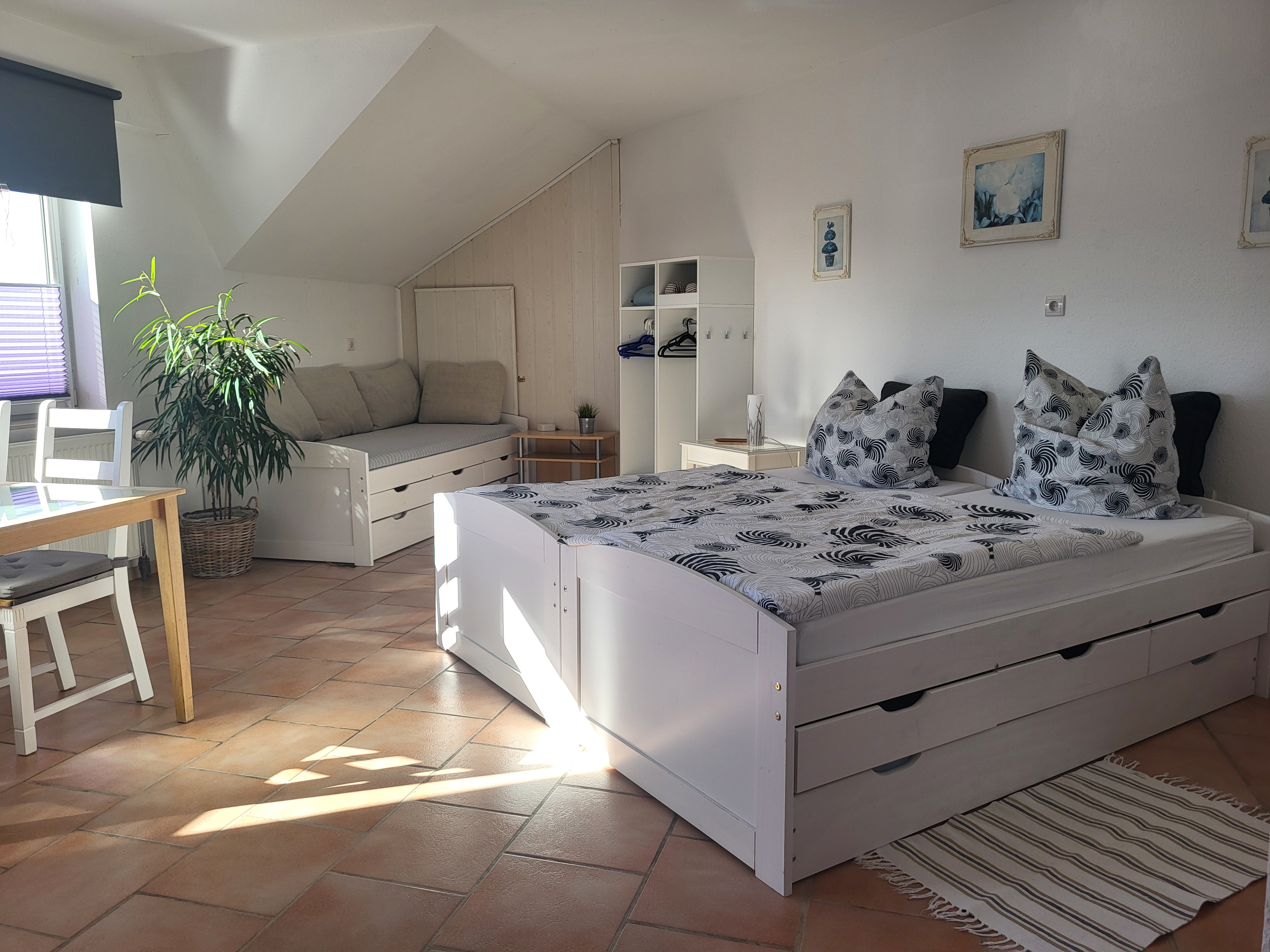 Studioapartment 2 in Erftstadt-Liblar – heller Wohn- und Schlafbereich mit Doppelbett aus zwei Einzelbetten